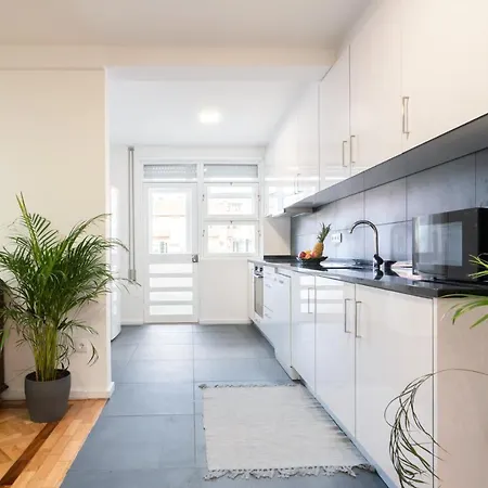 Host Wise - Spacious Fresh Flat W Terrace - Near Sea Apartment *