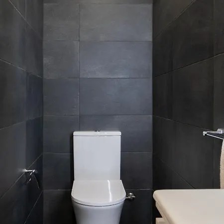 Host Wise - Spacious Fresh Flat W Terrace - Near Sea شقة إسبِنو