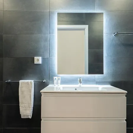 Host Wise - Spacious Fresh Flat W Terrace - Near Sea *