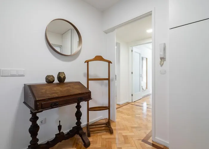 Daire Host Wise - Spacious Fresh Flat W Terrace - Near Sea *