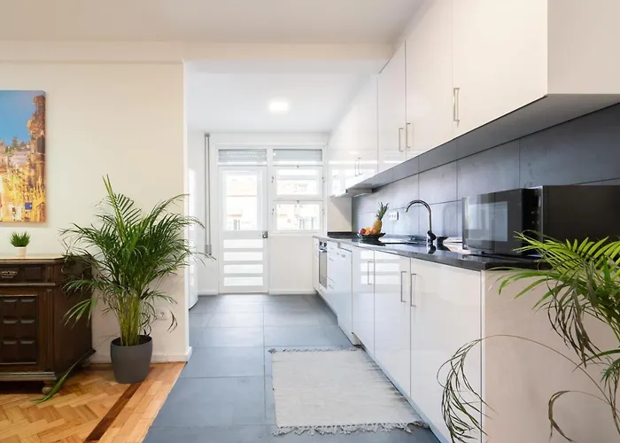 Host Wise - Spacious Fresh Flat W Terrace - Near Sea 아파트 *