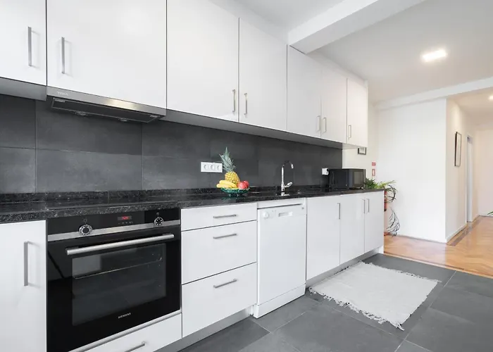 Daire Host Wise - Spacious Fresh Flat W Terrace - Near Sea *