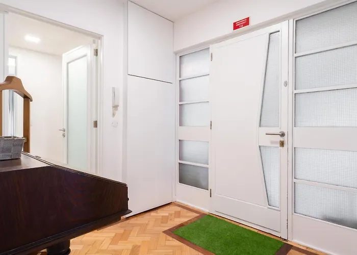 Daire Host Wise - Spacious Fresh Flat W Terrace - Near Sea *