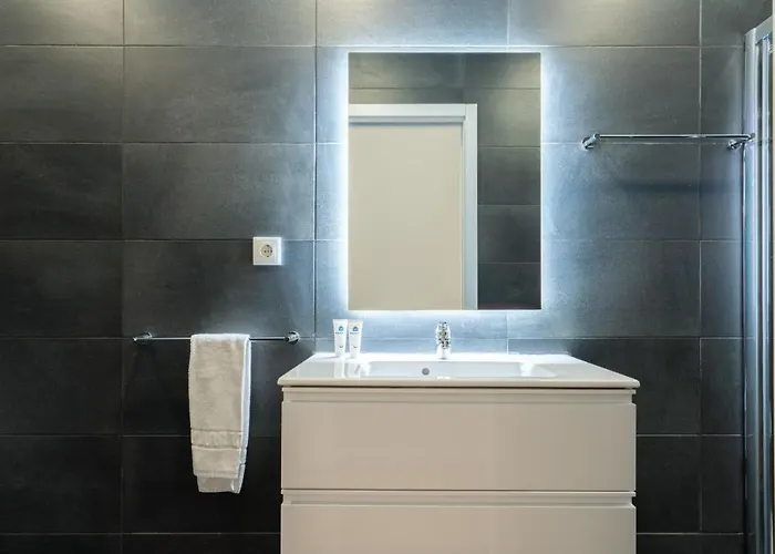 Host Wise - Spacious Fresh Flat W Terrace - Near Sea *